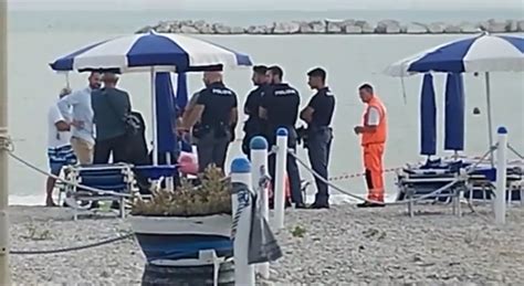 Cadavere Di Una Donna Trovato In Spiaggia Choc All Alba