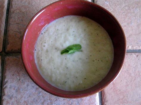 Recette de Soupe de concombre froide à la menthe et yaourt