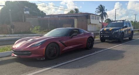 Motorista de carro de luxo é preso após dar cavalo de pau em frente à