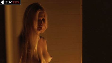 Alexandra Breckenridge Y Whitney Able Desnudas En Dark 2015 La