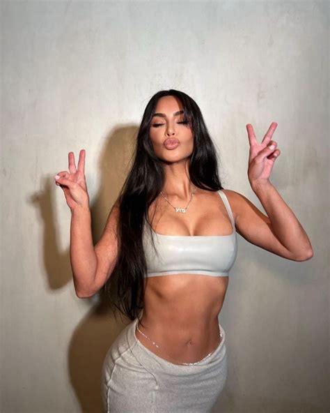 Desde Las Escaleras Kim Kardashian Presume Su Figura Perfecta Mdz Online