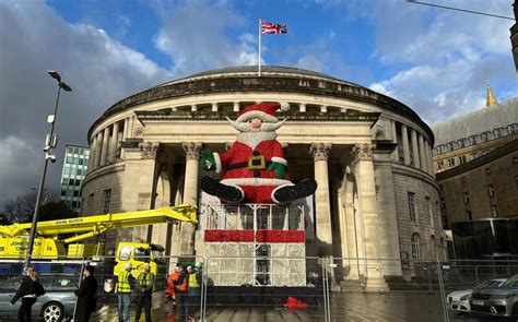 Manchester S Iconic Father Christmas Retakes Santa Stage In St Peter