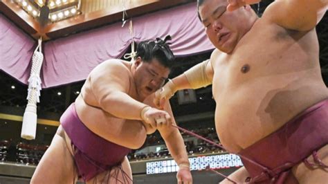 Sumo Mitakeumi Beats Daieisho Stays 1 Win Clear Of Terunofuji