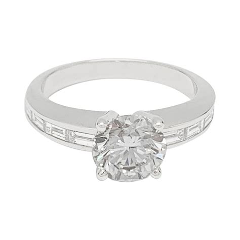 Bague solitaire accompagné de diamants baguette