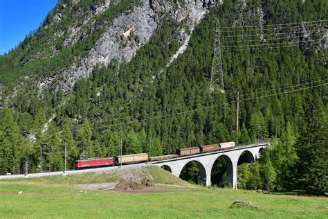 Ge Ii Mit Einem G Terzug Am Im Albulatal Bahnbilder De