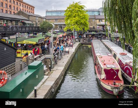 Concurrido Mercado De Camden Lock Visto Desde Un Puente Peatonal Sobre