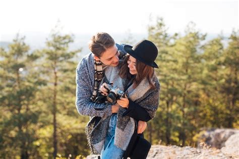 Vista frontal jovem casal juntos ao ar livre Foto Grátis