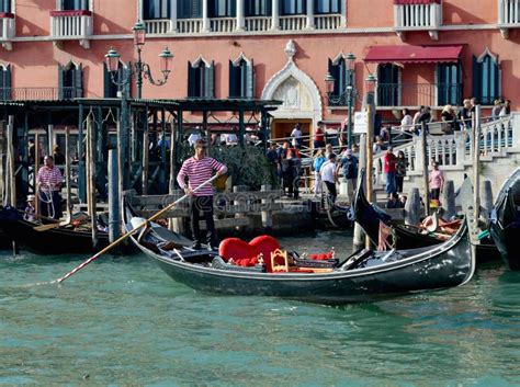 Gondolier Op Het Grote Kanaal Veneti Redactionele Afbeelding