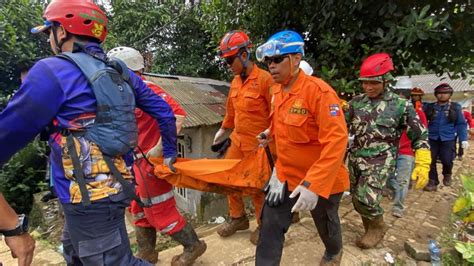 Dua Korban Longsor Bogor Ditemukan Berpelukan