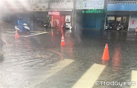 午後大雷雨路面積水 桃園八德警冒雷殛危險交管維護安全 Ettoday地方新聞 Ettoday新聞雲