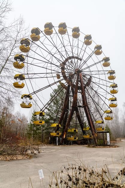 Premium Photo Ferris Wheel In Abandoned Amusement Park In A Ghost