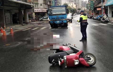 新北女騎士被後方廂型車撞倒 砂石車閃避不及追撞又遭碾命危 中天新聞網