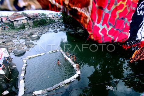 PEMANFAATAN SUNGAI CILIWUNG | ANTARA Foto