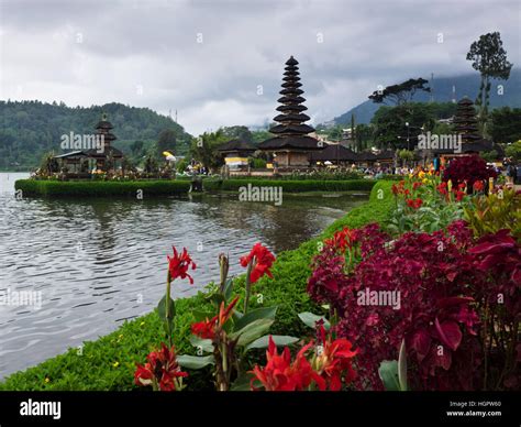 Pura Ulun Danu Bratan Wassertempel In Bali Stock Photo Alamy