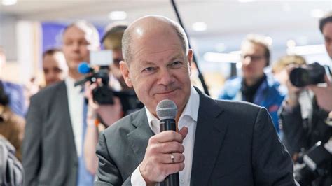 Olaf Scholz An Der Gottlieb Daimler Schule Wie Der Kanzlerbesuch In