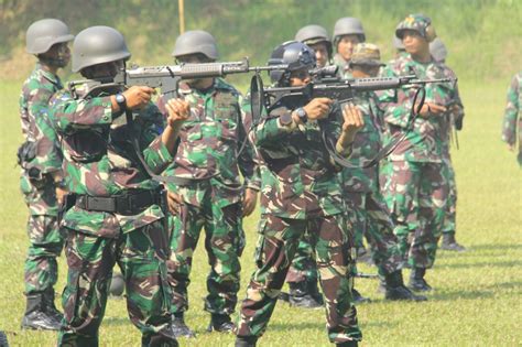 LATIHAN MENEMBAK DALAM RANGKA PENINGKATAN SKILL DAN KEMAMPUAN PRAJURIT