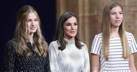 Letizia Di Spagna Incanta Con L Abito Stellato E La Figlia Leonor Le