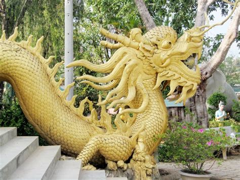 Escultura Del Drag N En El In Blanco Chiang Rai De Wat Rong Khun Del