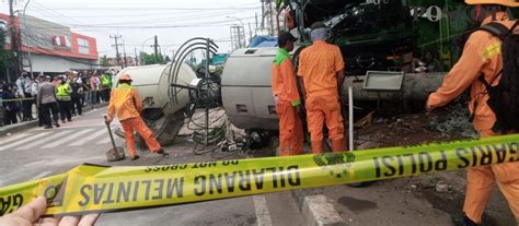 Kecelakaan Maut Truk Tronton Tabrak Tiang Signal Di Kranji Kota Bekasi