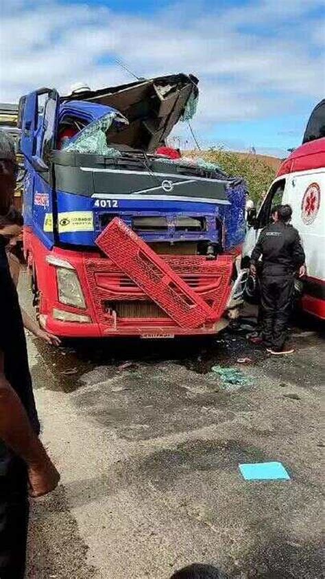 Ônibus da dupla César Menotti e Fabiano se envolve em acidente na BR