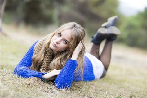 Portrait D Une Jeune Femelle Blonde Sur Le Champ Belle Femme Photo