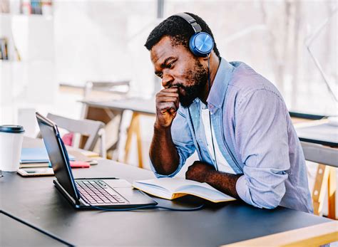 Headphones have a powerfully persuasive effect on listeners - Earth.com