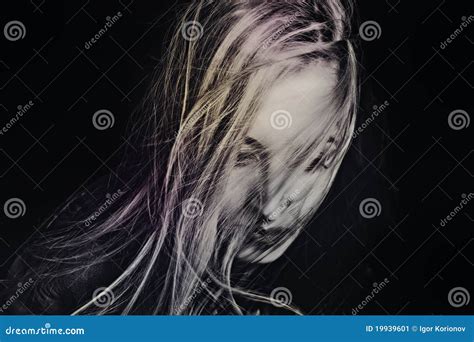 Mujer Con El Pelo Que Agita En Viento Imagen De Archivo Imagen De