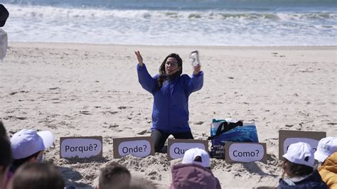 Mais De Crian As Da Figueira Da Foz V O Limpar O Areal Da Praia Do