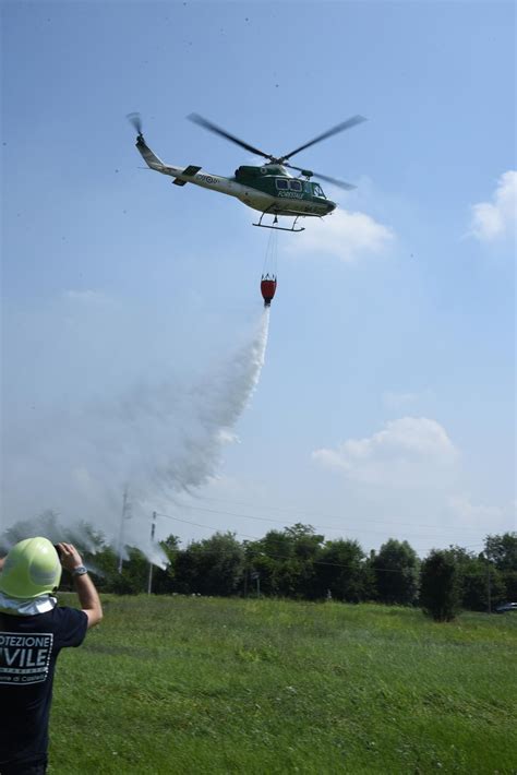 Lucca Incendio In Fiamme Boschi E Oliveti Due Elicotteri In Azione