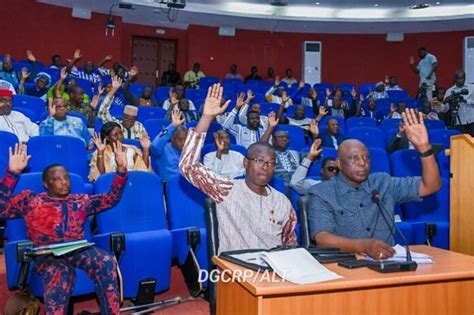 Burkina lAssemblée législative de Transition autorise lenvoi dun