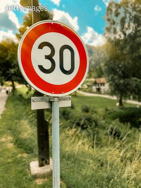 30 Miles Per Hour Speed Limit Sign 이미지 2051588357 게티이미지뱅크