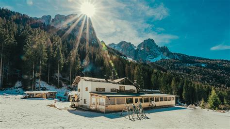 Malga Al Crocifisso Rifugio Baita Tipica Nel Cure Delle Dolomiti