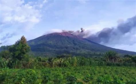 Sempat Erupsi Muntahkan Abu Setinggi 700 Meter Status Gunung Kerinci