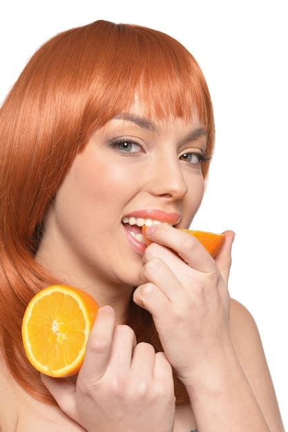 Retrato De Un Pelirrojo Mujer Joven Con Naranja Mitades Aislado