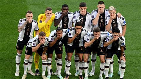 Fußball-WM Katar 2022: DFB-Elf hält sich Mund bei Gruppenfoto zu