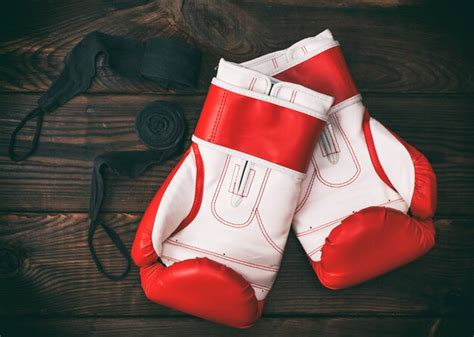 Un Par De Guantes De Boxeo Rojos De Cuero Foto Premium