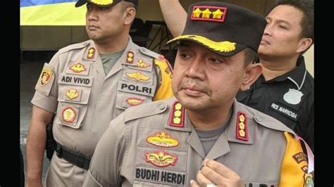 Kapolres Metro Jakarta Selatan Diduga Bersihkan Tkp Penembakan Brigadir