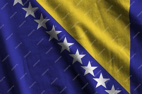 Bandera De Bosnia Y Herzegovina Con Grandes Pliegues Ondeando De Cerca