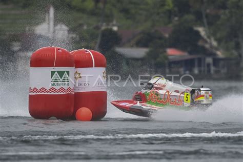 Sesi Balap Sprint Race F Powerboat Antara Foto