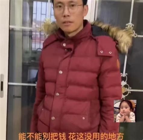 男子买4包烟被妻子训斥，一气之下摔了烟，看见手里草莓瞬间沉默