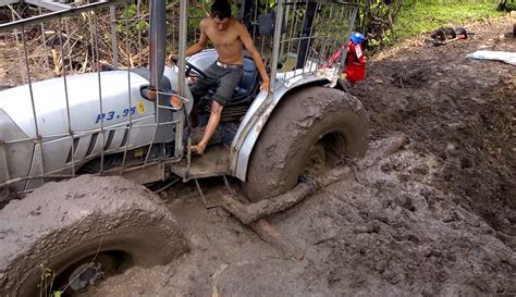 Tractor Stuck in mud,İnteresting technique!!