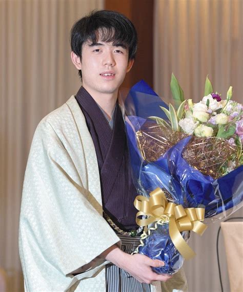 藤井聡太四冠、竜王奪取は師匠・杉本昌隆八段の誕生日 「この日が来ることは10年前から確信していましたが感無量です」：中日スポーツ・東京中日スポーツ