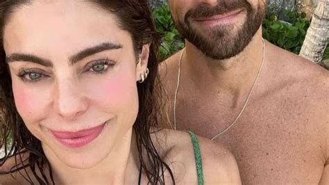 Daniella Cicarelli curte praia paradisíaca e marido chama atenção