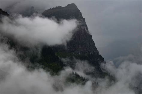 Las Nubes Se Mueven Para Revelar La Cima De La Monta A Foto Premium