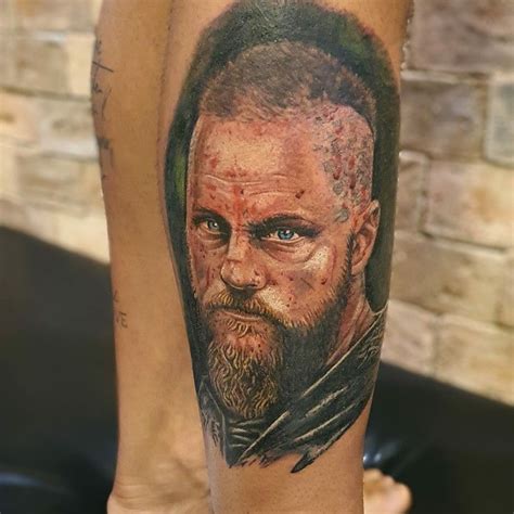 Ragnar Lothbrok série Vikings Tattoo realista na técnica colorida