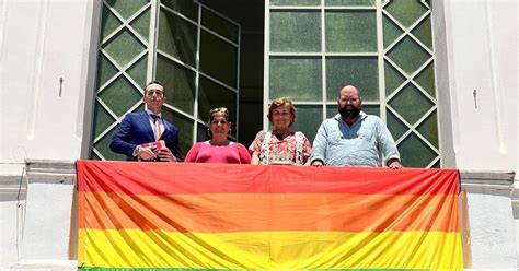 La bandera del Orgullo ya luce en el balcón del Ayuntamiento de El Puerto