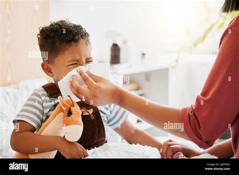 Gripe Ni O Enfermo O Fr O Con Los Padres Estornudos Soplar Y Limpiar