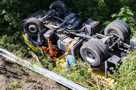 A Nach Unfall Gesperrt Lastwagen Kracht Durch Leitplanke Und