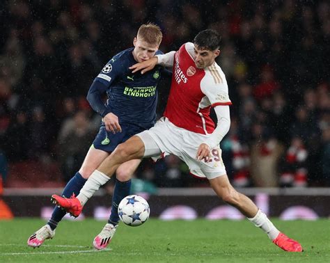 Arsenal Thrash Psv On Champions League Return Reuters