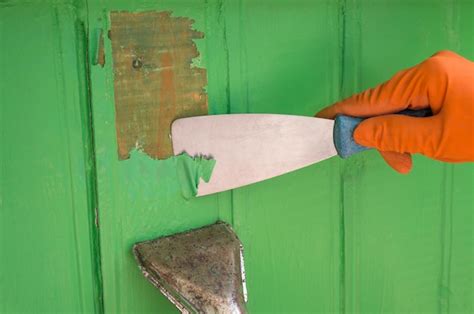 Quitar La Pintura Vieja De La Madera Con Una Pistola De Aire Caliente Y